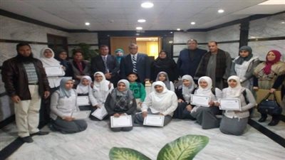 بالصور.. محافظ الفيوم يكرم عدداً من الطالبات المتفوقات في الابتكار والبحث العلمي