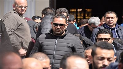 بالصور.. رانيا يوسف والسقا يساندان أمير كرارة في جنازة والده