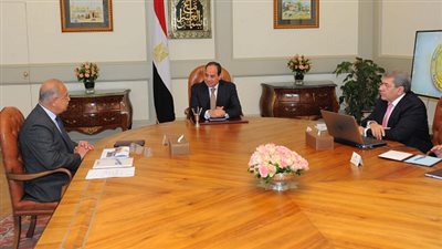 السيسي يجتمع مع رئيس مجلس الوزراء ووزير المالية