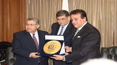 وزير التعليم العالي يعرض رؤية التعليم العالي والبحث العلمي أمام المجلس الأعلى للجامعات ويكرم عدد من الوزراء السابقين