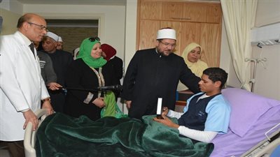 وزير الأوقاف يزور مصابي القوات المسلحة