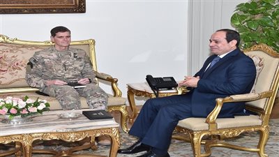 السيسي يستقبل قائد القيادة المركزية الأمريكية