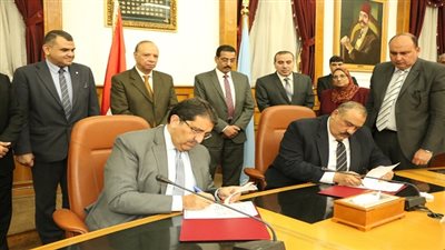 محافظ القاهرة يشهد توقيع عقد خدمة التحصيل الالكتروني لرسوم الخدمات 