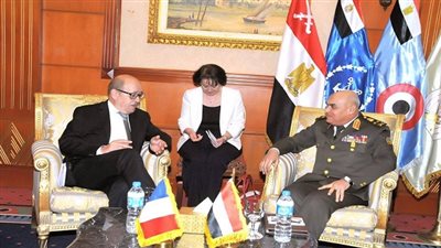 الفريق أول صدقي صبحي يلتقى وزير الدفاع الفرنسى بأسوان