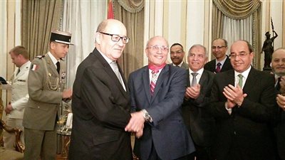 وزير الدفاع الفرنسي يقلد 