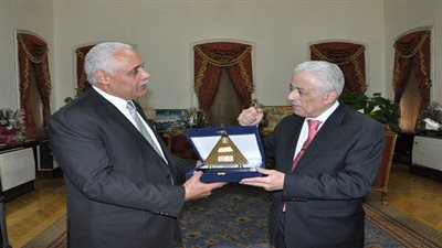 شوقى يكرم طلاب ومدير مدرسة أسيوط للمتفوقين فى العلوم والتكنولوجيا