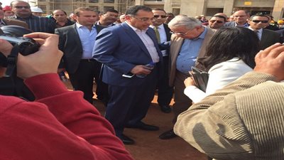 في زيارة للعاصمة الإدارية الجديدة.. النواب يتفقدون أول وحدتين سكنيتين تم الانتهاء منها ويقدمون الشكر لوزارة الإسكان والهيئة الهندسية.. 