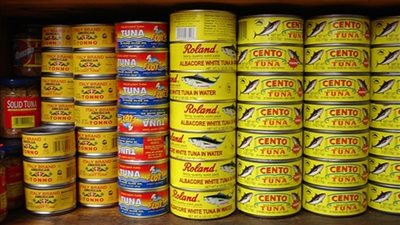 ضبط 420 علبة تونة منتهية الصلاحية داخل سوبر ماركت بالبساتين