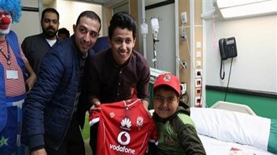بالفيديو.. لاعبي الأهلي يوزعون تيشيرتات النادي على أطفال 57357