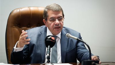 وزير المالية يستعرض مساهمة الخزانة العامة في صناديق التأمينات