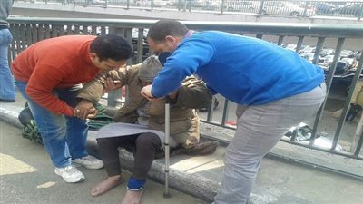 التدخل السريع يتحرك لإنقاذ مسن في الشارع ويودعه أحد دور رعاية المتسولين 