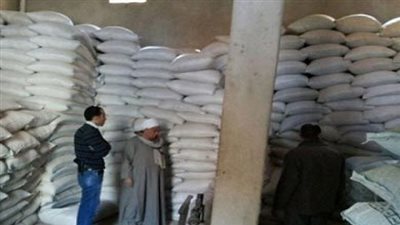 ضبط بدال تمويني يحجب السلع التموينية لبيعها بالسوق السوداء فى بنى سويف