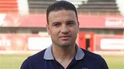 لاعبو الأهلي يحملون 