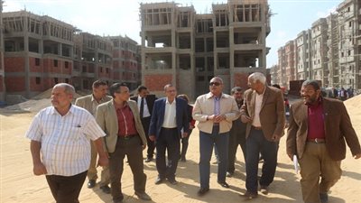 بالصور.. محافظ السويس فى جولة تفقدية لمدينة أحمد زويل