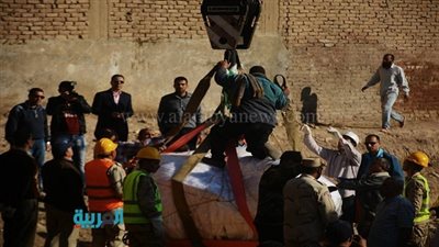 بالصور.. نقل تمثال رمسيس من المطرية الى المتحف المصري
