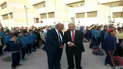 حجازي يتفقد سير العملية التعليمية بمدرسة الشهداء الابتدائية بالقطامية