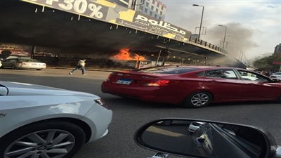 بالصور.. نشوب حريق هائل بجراج سيارات أسفل كوبرى الدقى