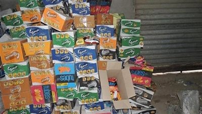 ضبط مخزن غير مرخص به كميات كبيرة من الشيبسى مجهولة المصدر بالشرقية