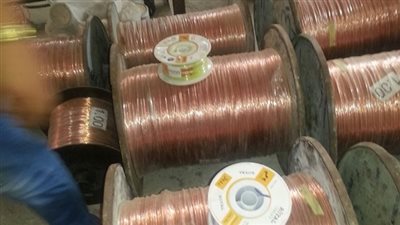 ضبط 4.750 طن نحاس و3 آلاف متر أسلاك كهربائية مجهولة المصدر بمنشأة ناصر