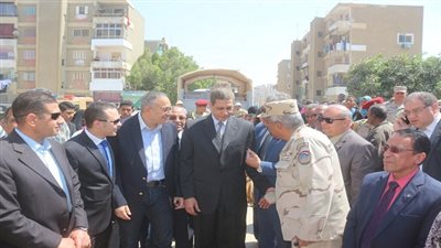 بالصور .. سكرتير محافظة السويس ورئيس اركان الجيش ونائب وزير الاسكان يتفقدون قوافل مبادرة أهالينا