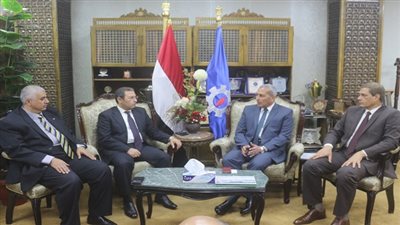 محافظ السويس يستقبل وفد مجلس الوزراء