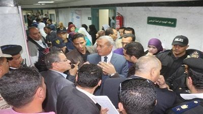 بالصور.. رئيس الحكومة يطمئن على حالة طلاب السويس المصابين بالتسمم  والمحافظ يتفقد المستشفيات للأطمئنان علي الطلاب