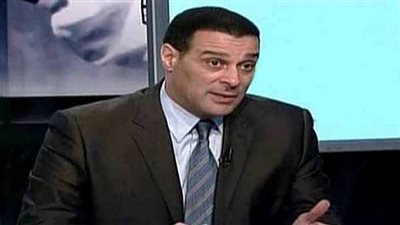 عصام عبدالفتاح يستعين بشاشات عملاقة لشرح تطبيق حكم الفيديو