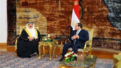 قبل لقاء القمة.. الملك حمد يشيد بمساهمة مصر في دعم التنمية بالبحرين