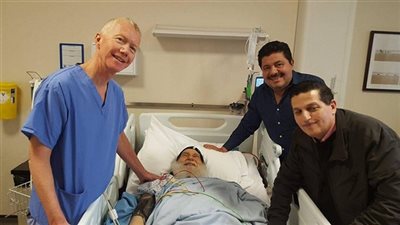 طبيب الأنبا موسى يلتقط صورًا معه عقب جراحة ناجحة بالقلب