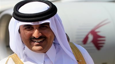 أمير قطر يدافع عن الإخوان في القمة العربية بعد انسحاب السيسي