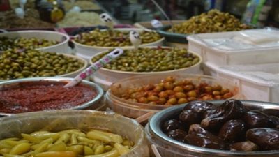 ضبط 870 كيلو مخللات فاسدة بالبساتين