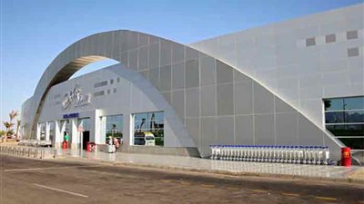 مطار شرم الشيخ يستقبل أول رحلة طيران من رومانيا بالورود