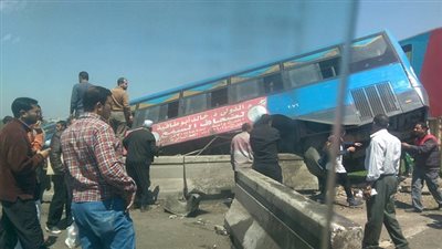 بالصور والفيديو.. انقلاب أتوبيس نقل عام على 