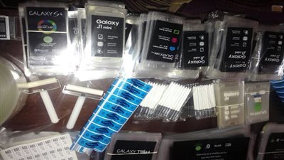 ضبط هواتف محمولة ومستلزماتها مجهولة المصدر بالموسكى