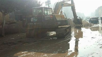 انفجار خط مياه رئيسي بقرية 