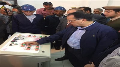 وزير الإسكان ومحافظ سوهاج يفتتحان محطة مياه طهطا الجديدة 