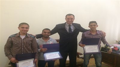 الجيوشى يكرم ثلاثة طلاب بمدرسة العريش الثانوية الصناعية المتقدمة لتفوقهم وابداعاتهم