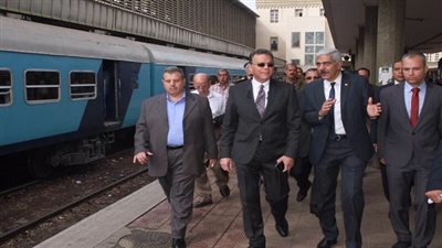 وزير النقل يتابع اجراءات تأمين المحطات والقطارات