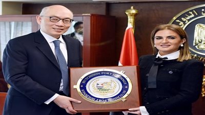 سحر نصر تبحث مع 