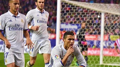 ريال مدريد يفوز بثلاثية على خيخون وينفرد بصدارة الدوري