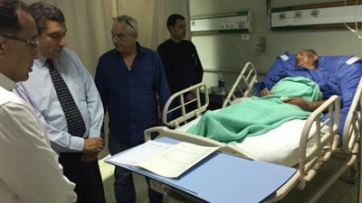 وزير الإسكان يطمئن على تشغيل رافع صرف صحى الشويفات ويزور المصابين بالمستشفى