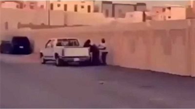 بالفيديو.. شاب سعودي يضرب والده ووالدته بالعصا في الشارع