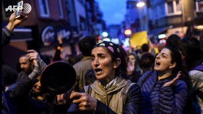 الآلاف يتظاهرون في تركيا ضد التعديلات الدستورية