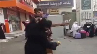 بالفيديو.. تفاصيل إعتداء شاب على قتاة بشوارع مكة 