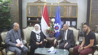 رئيس الجمهورية يمنح الام المثالية الاولى على السويس 50 ألف جنية