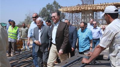 وزير النقل يتابع أعمال تنفيذ المشروع القومي للطرق 