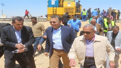 بالصور.. وزير النقل ومحافظ السويس يتفقدان أعمال تطوير وتجديد خطوط السكة الحديد  