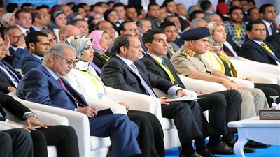 بالفيديو..السيسي يستمع لعرض تقديمى لفعاليات المؤتمر الوطنى للشباب