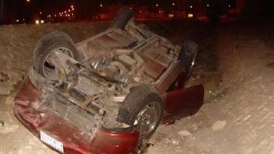 مصرع وإصابة ٤ في انقلاب سيارة ملاكي على طريق الواحات