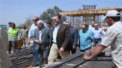 وزير النقل يتابع اعمال تنفيذ كوبري بنها العلوي الجديد على النيل